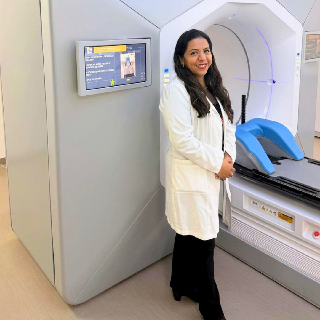 Dra. Fátima Chilaca junto al equipo de radioterapia