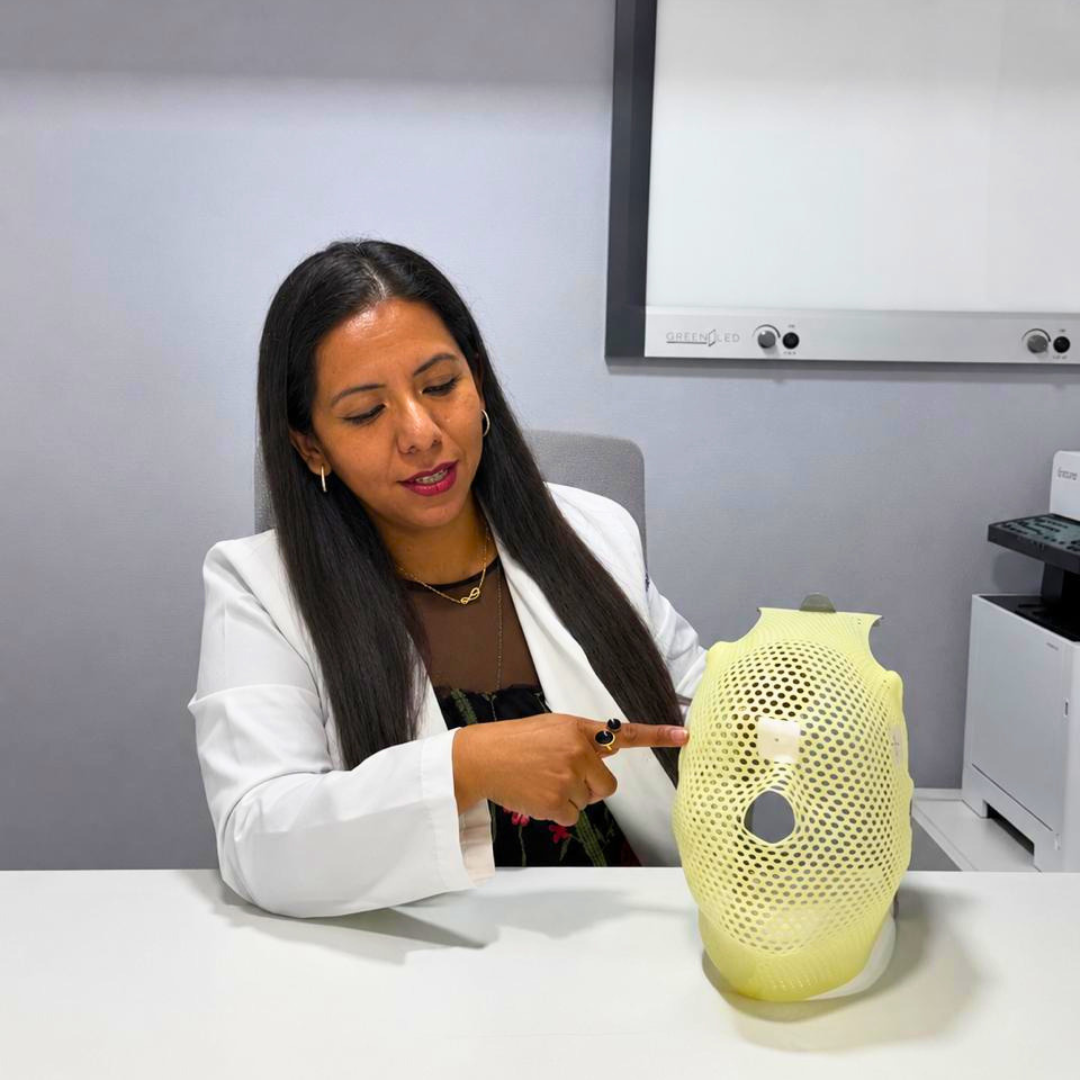 Dra. Fátima explicando una máscara de posicionamiento para radioterapia